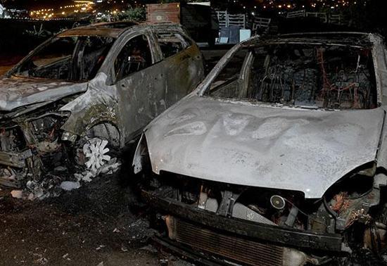 Galeride çıkan yangında araçlar bu hale geldi
