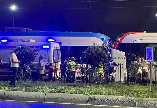 İstanbul'da tramvaylar kafa kafaya çarpıştı! Yaralılar var