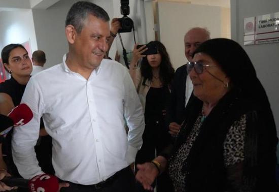 Özgür Özel ile vatandaş arasında Kılıçdaroğlu diyaloğu: “Kafasına göre bizim binada oturuyor”