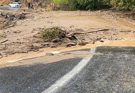 Mersin-Antalya yolu heyelan nedeniyle ulaşıma kapandı