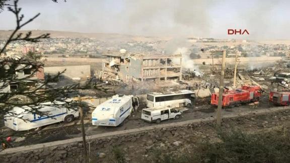 Cizrede polise bomba yüklü araçla saldırı