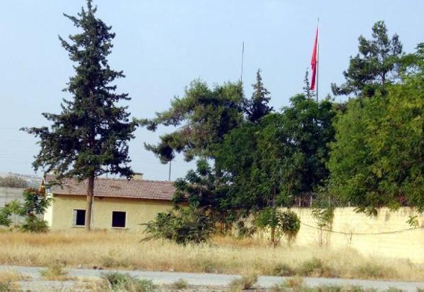 Türk bayrağının karşısındaki IŞİD bayrağı indirildi