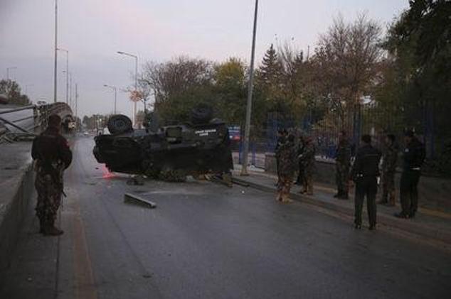 Ankarada zırhlı polis aracı üst geçitten düştü