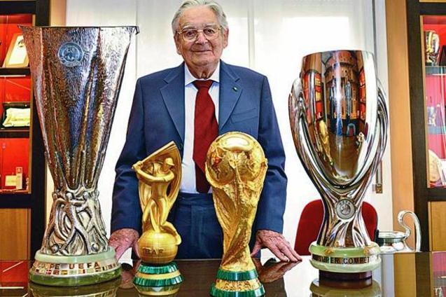 Futbol kupalarının ünlü tasarımcısı Gazzaniga hayatını kaybetti