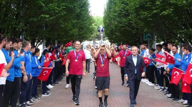 Avrupa şampiyonu Down Sendromlu Özel Futsal Milli Takımı törenle karşılandı