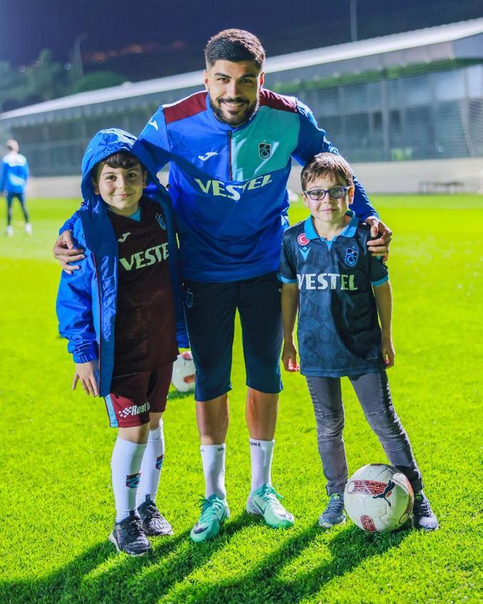 Biber gazlı saldırıya uğrayan Yusuf Emir Bolat ve ailesi Trabzonspor’u ziyaret etti