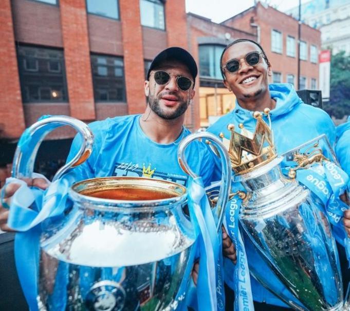 Sezonu 3 kupayla kapatan Manchester City şehir turu attı