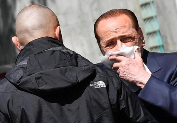 Berlusconiye büyük şok Dudağına iki dikiş atıldı
