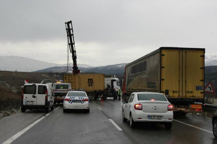 TIR kazası Bursa-İstanbul yolunu kapattı