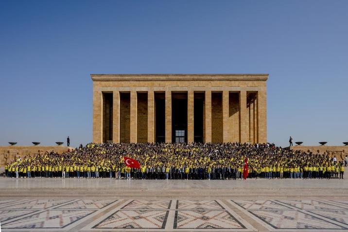 Fenerbahçe taraftar grubu ÜNİFEB Anıtkabir’i ziyaret etti