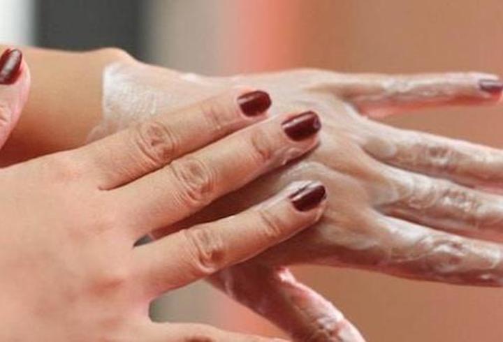 El Çatlaklarına Ne İyi Gelir? El Çatlakları Nasıl Geçer? El Çatlaklarına İyi Gelen Şeyler