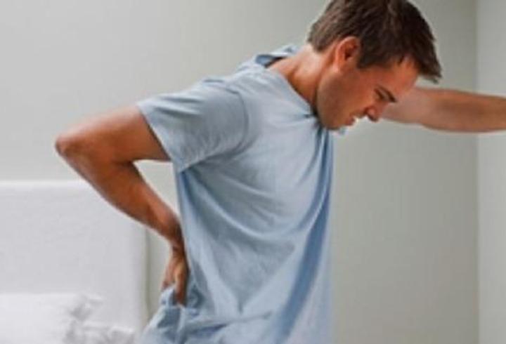 Saç dökülmesi sık karşılaşılan bir sorun. Genetik yatkınlık, yanlış beslenme, stres, hormonal faktörler, vitamin ve mineral eksikliği gibi unsurların yol açtığı bu problem; uzun süredir devam ediyorsa, altta yatan nedenler uzmanlar tarafından mutlaka tespit edilmelidir. Öte yandan saç derisini rahatlatan ve dökülmeyi azaltan yöntemler de yok değil. İşte detaylar…1
