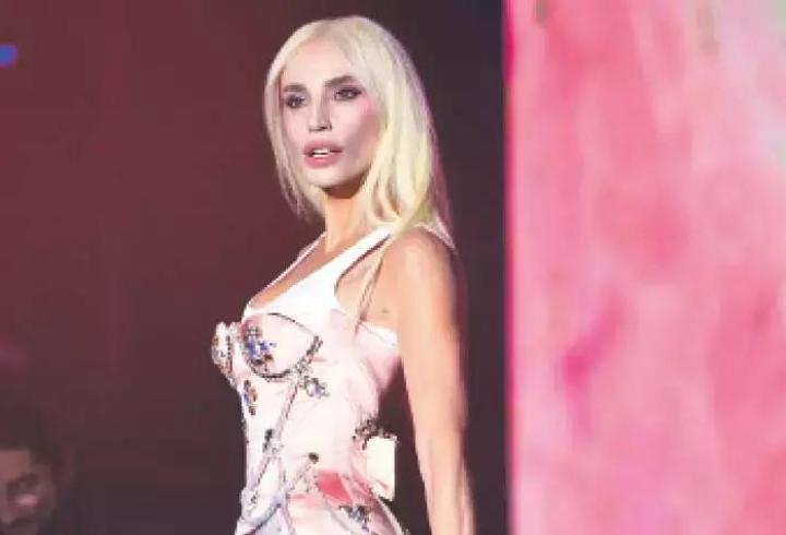 Gülşen’in “Bir Taraf Seç” Şarkısı Yeniden Zirvede: 100 Milyon Dinlenmeye Koşuyor