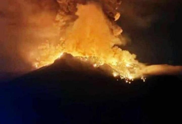 Endonezya'da yanardağ patlaması 838 kişi tahliye edildi