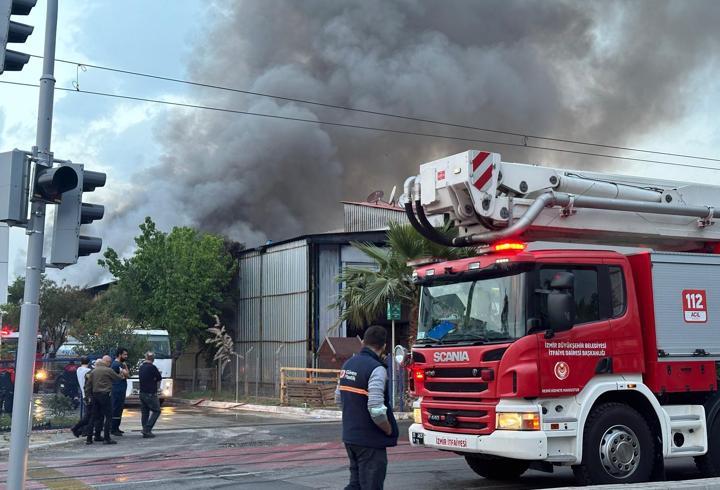 Son dakika İzmir'de plastik fabrikasında yangın