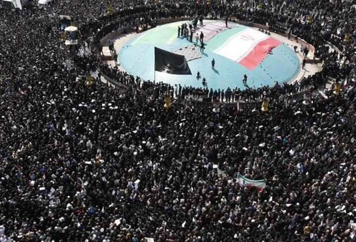 Cenazeye dev katılım İran Cumhurbaşkanı Reisi yi 3 milyon kişi