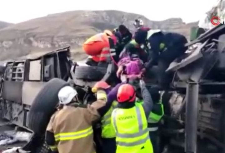 Peru da yolcu otobüsü ile tren çarpıştı 4 ölü