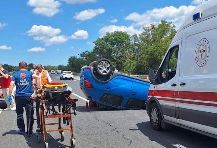 TEM'de otomobil devrildi: 1'i çocuk 5 yaralı