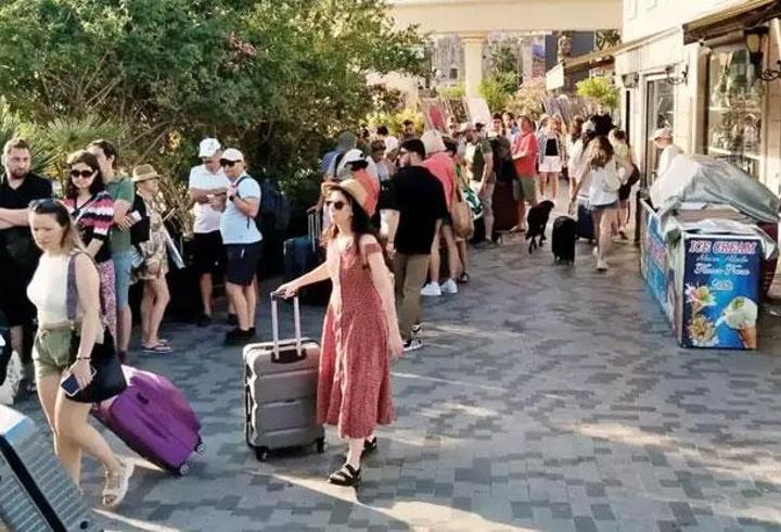 Rodos’ta kapıda vizede 'kapı' engeli! Yetkilileri hazırlıksız yakalandı...