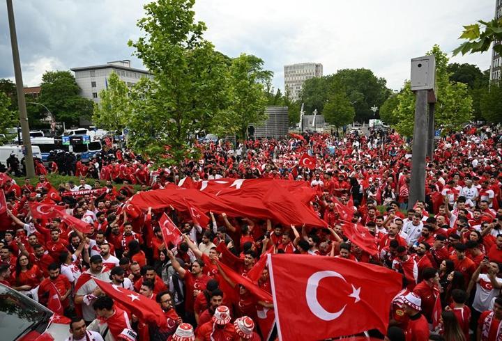 Türk taraftarlar, Dortmund'u kırmızı-beyaza boyadı!