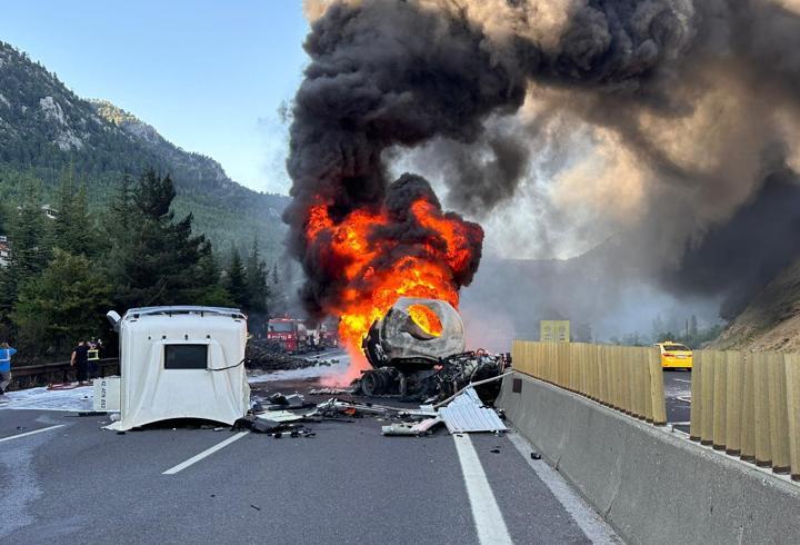 Adana-Pozantı otoyolunda TIR yandı: Ulaşım trafiğe kapandı