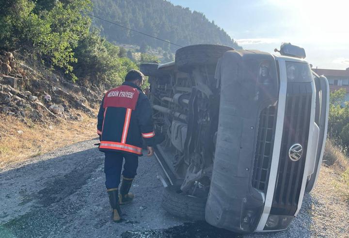 Mersin'de minibüs devrildi: 1'i ağır, 11 yaralı