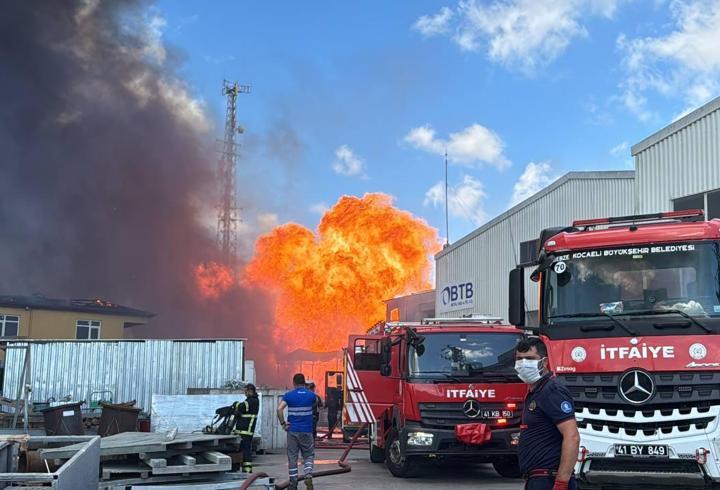 Kocaeli'de boya fabrikasında çıkan yangına müdahale ediliyor