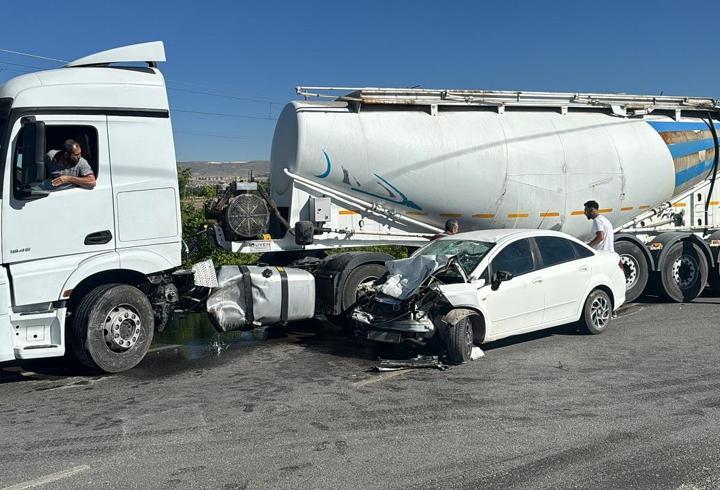 Tanker ile otomobil çarpıştı: 2 yaralı!