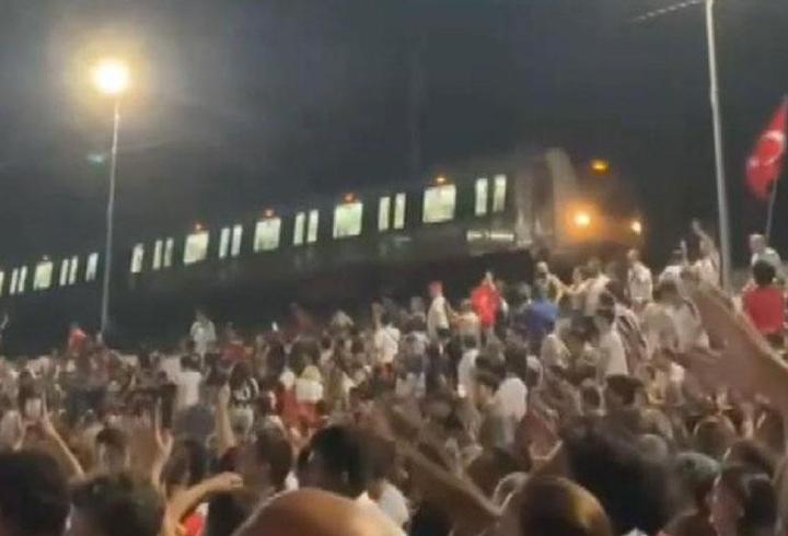 Bakırköy'de Marmaray milli maçı izlemek için durdu