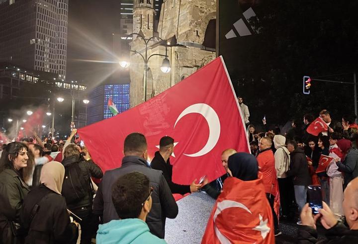 10 bin Türk, Berlin'i coşturdu! Alman polisi devreye girdi...