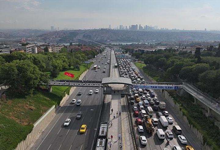 Asfalt yenileme çalışması yapılan Haliç Köprüsü'nde trafik yoğunluğu