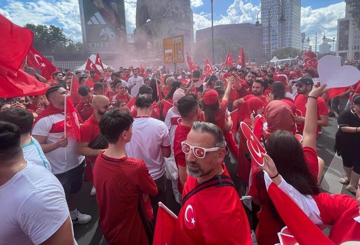 Berlin’de Türkiye esintisi! Vatandaşlarımızın desteği üst düzeyde