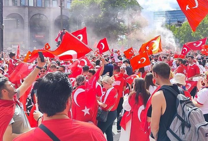 SON DAKİKA! Berlin Polisi’nden Türk taraftarlara müdahale