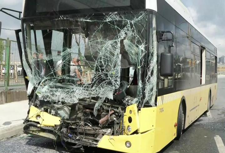 TIR'a çarpan İETT otobüsü bu hale geldi! Kaza anı kamerada...