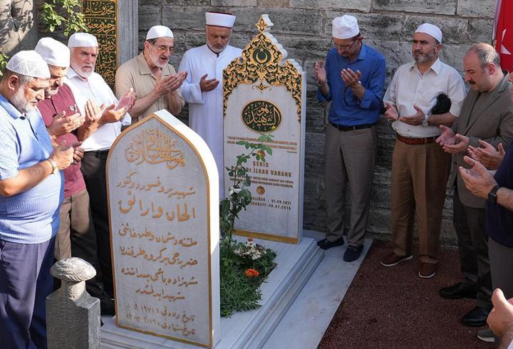 15 Temmuz şehidi Prof. Dr. İlhan Varank kabri başında anıldı: Mustafa Varank duygusal anlar yaşadı