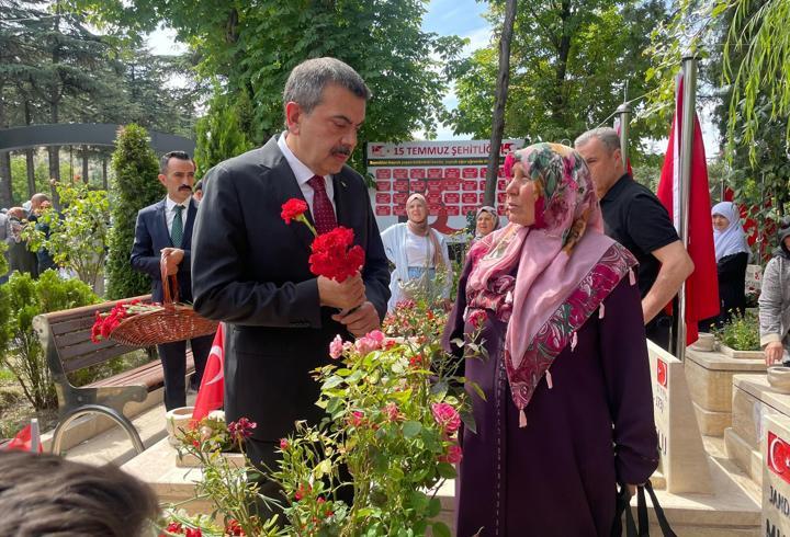 Bakan Tekin'den 15 Temmuz Şehitliği'ne ziyaret