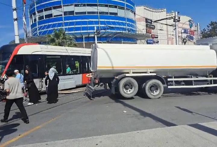 HABER... Güngören'de otomobil tramvaya çarptı!