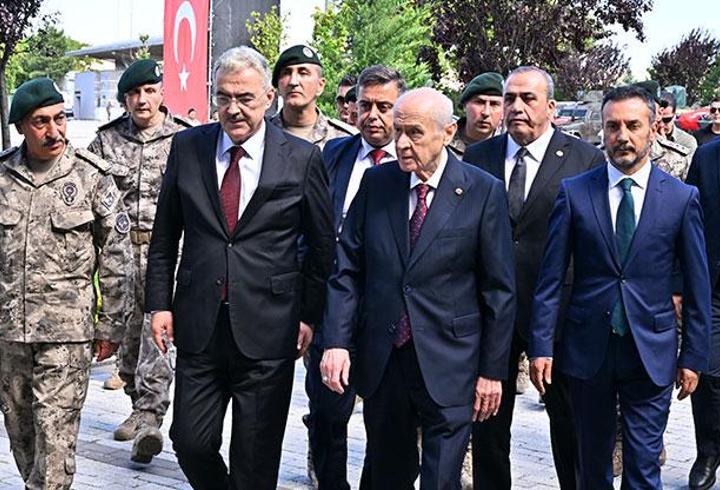 HABER... MHP Lideri Devlet Bahçeli Özel Harekat Başkanlığı'nı ziyaret etti!