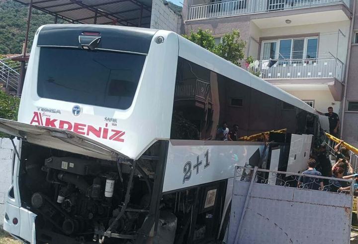 Aydın'da yolcu otobüsü eve çarptı: 1 ölü 15 yaralı