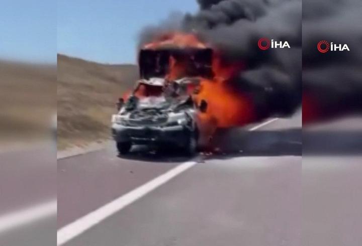 Park halindeki TIR'a çarpan kamyonet alevlere teslim oldu