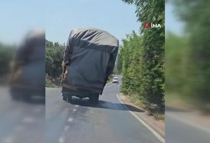 Aşırı yükle seyreden kamyonet trafiği tehlikeye attı