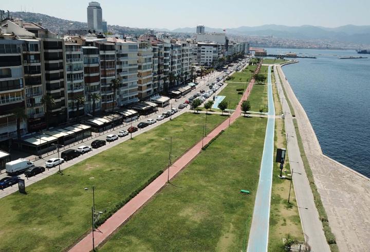 İzmir’de kavurucu sıcak hava bunalttı; cadde ve sokaklar boş kaldı