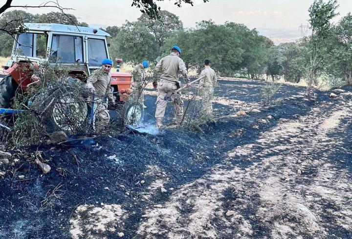 Uşak’ta iki ayrı yerde orman yangını: 11 ev tahliye edildi