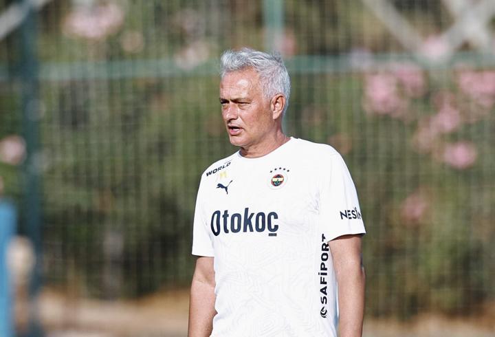 Son Dakika Haberi | Fenerbahçe'nin UEFA kadrosu açıklandı! Jose Mourinho'dan 9 isme şok...