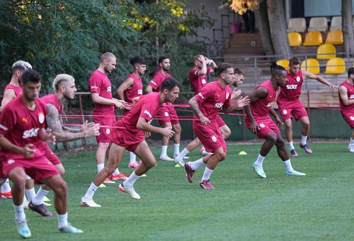 Galatasaray'ın ikinci kampı başlıyor! 4 isim kadroda yer almadı...