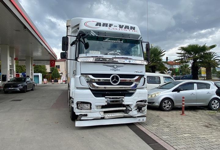 TIR otomobillerin arasına daldı: 3 yaralı!