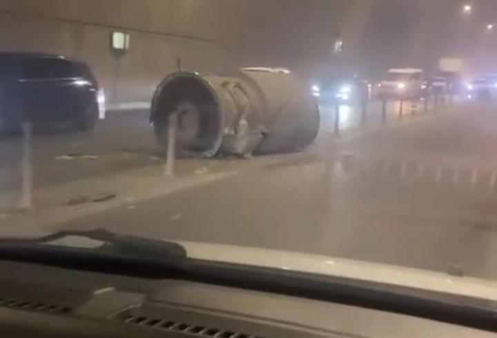 Pendik'te havalandırma borusu yola düştü: 2 araç zarar gördü