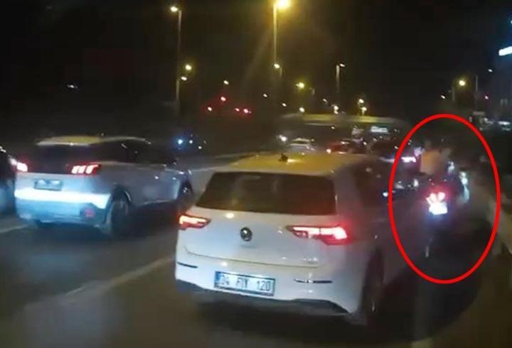 E-5'te trafikte tartıştığı motosikletliyi ezmeye çalıştı | Video Haber