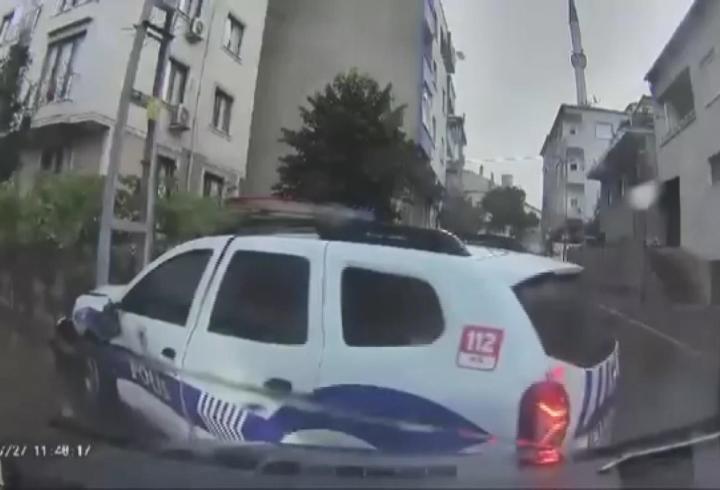 Ümraniye'de otomobilin polis aracına çarptığı kaza kamerada | Video Haber