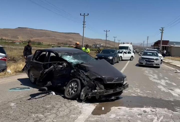 Aksaray’da cip ve otomobil kafa kafaya çarpıştı: 1’i ağır 4 yaralı